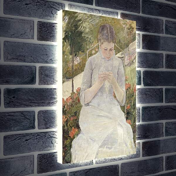 Лайтбокс световая панель - Молодая женщина за шитьём в саду. Кэссетт (Кассатт) Мэри Стивенсон