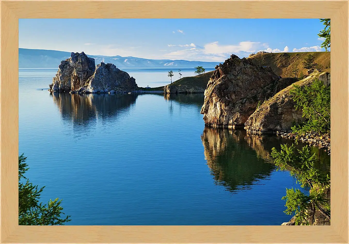Картина в раме - Ясный день на озере. Байкал