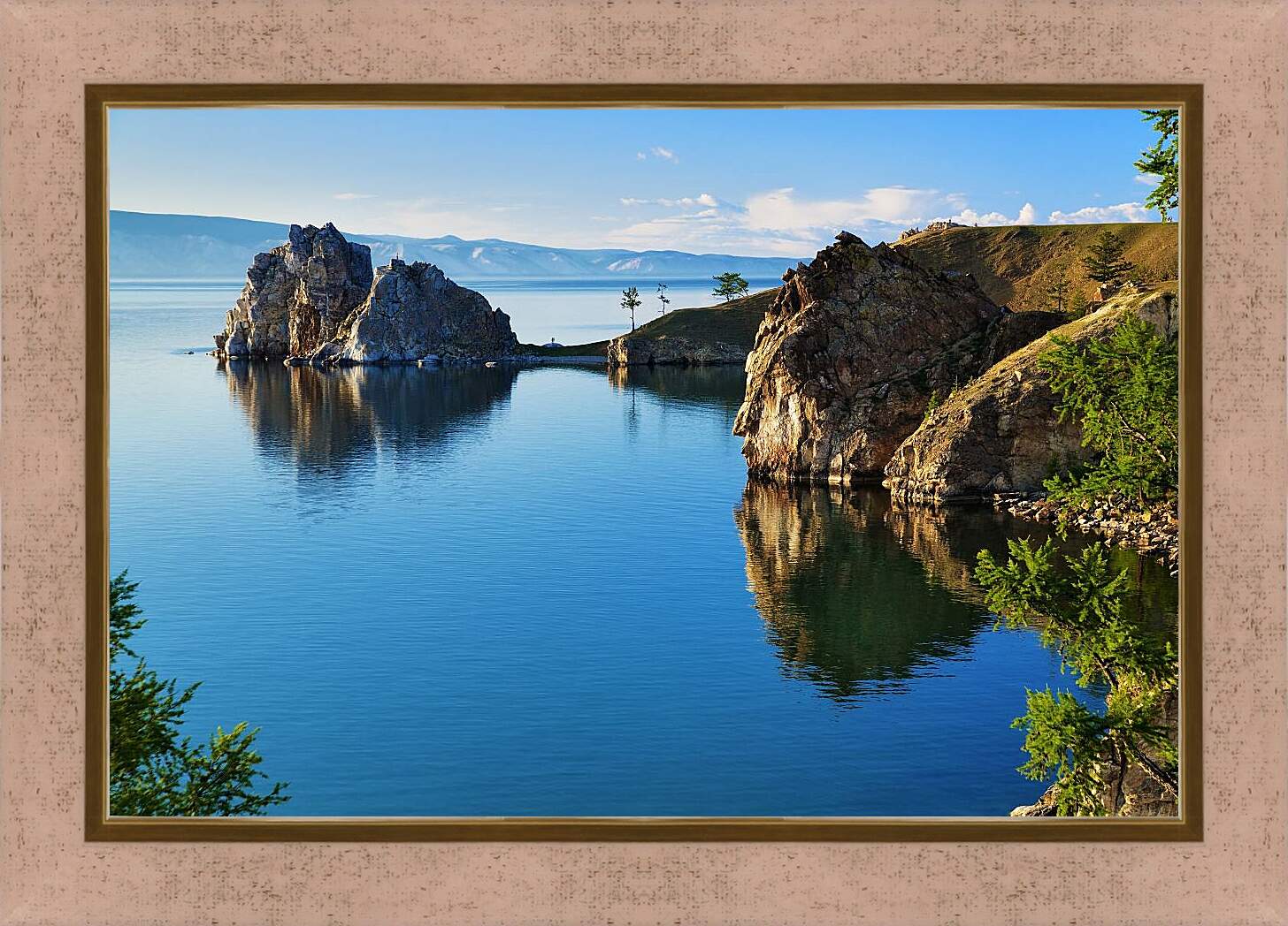 Картина в раме - Ясный день на озере. Байкал
