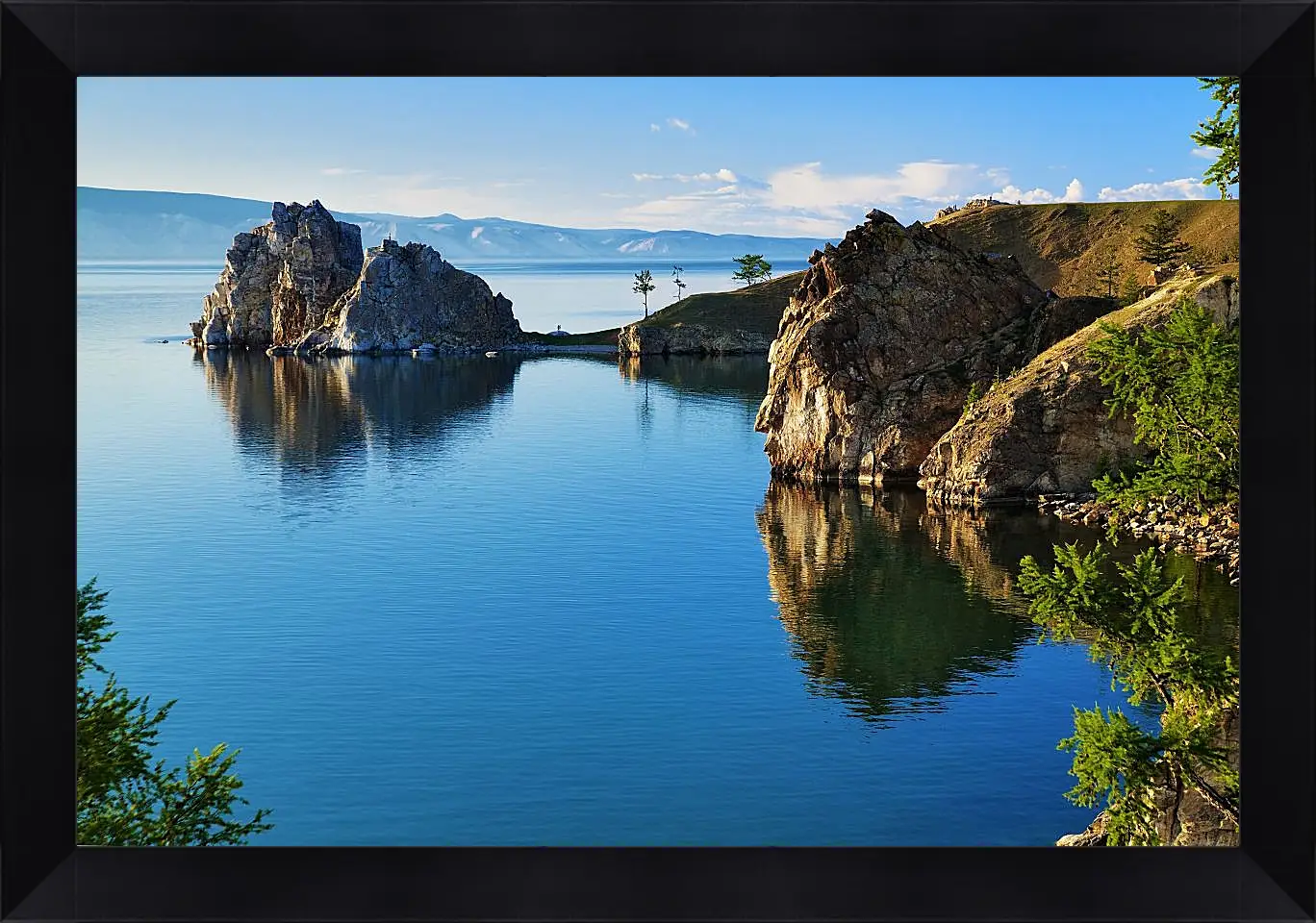 Картина в раме - Ясный день на озере. Байкал