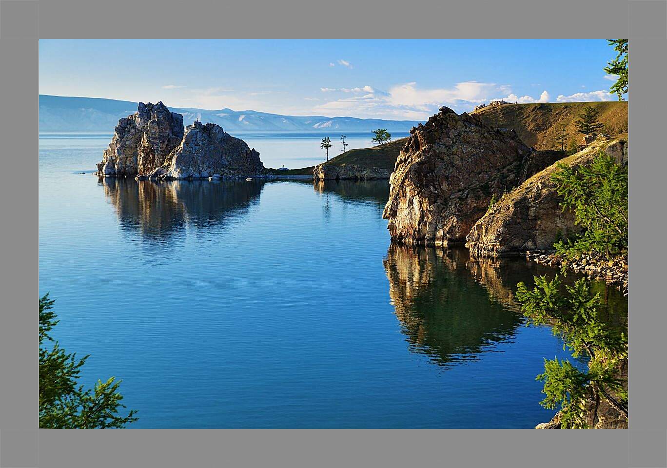 Картина в раме - Ясный день на озере. Байкал