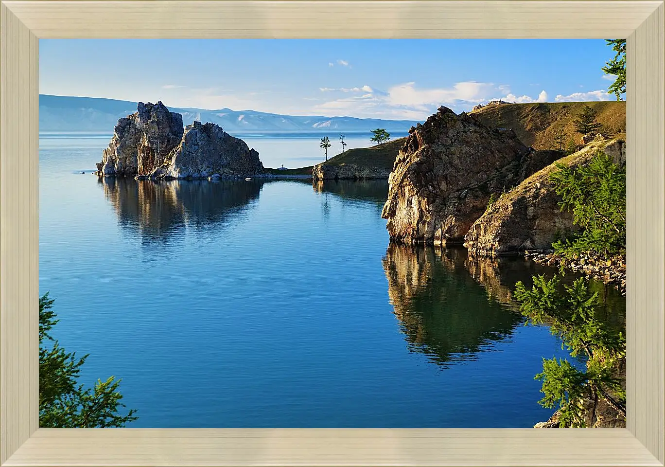 Картина в раме - Ясный день на озере. Байкал