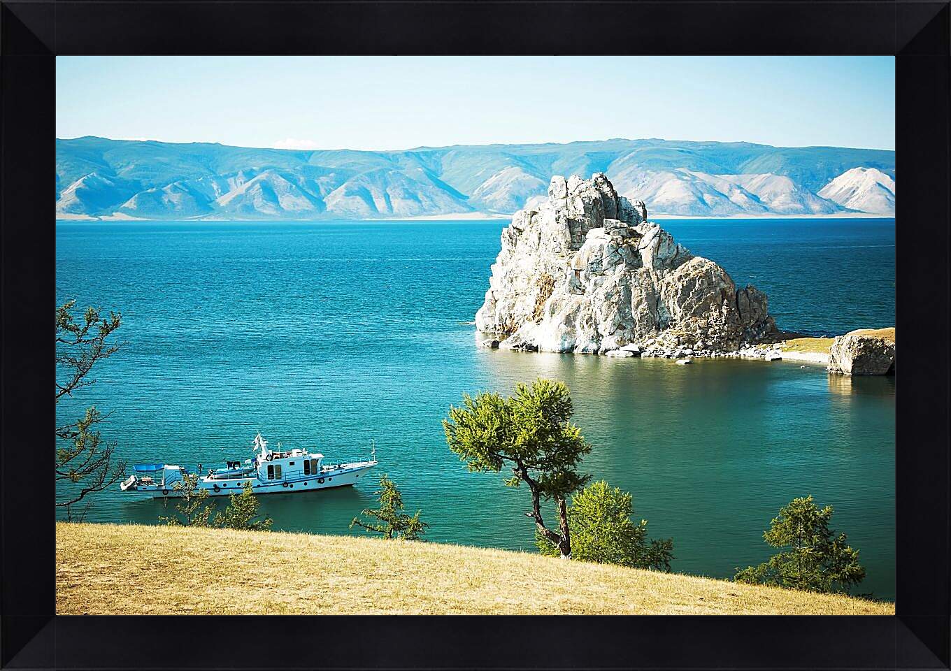Картина в раме - Небольшое судно на озере. Байкал