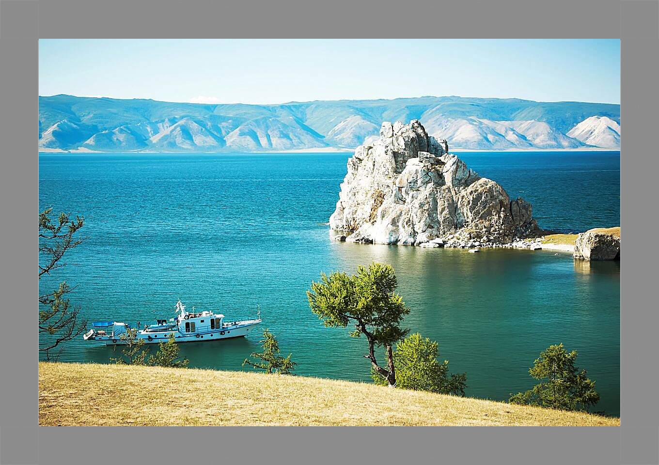 Картина в раме - Небольшое судно на озере. Байкал