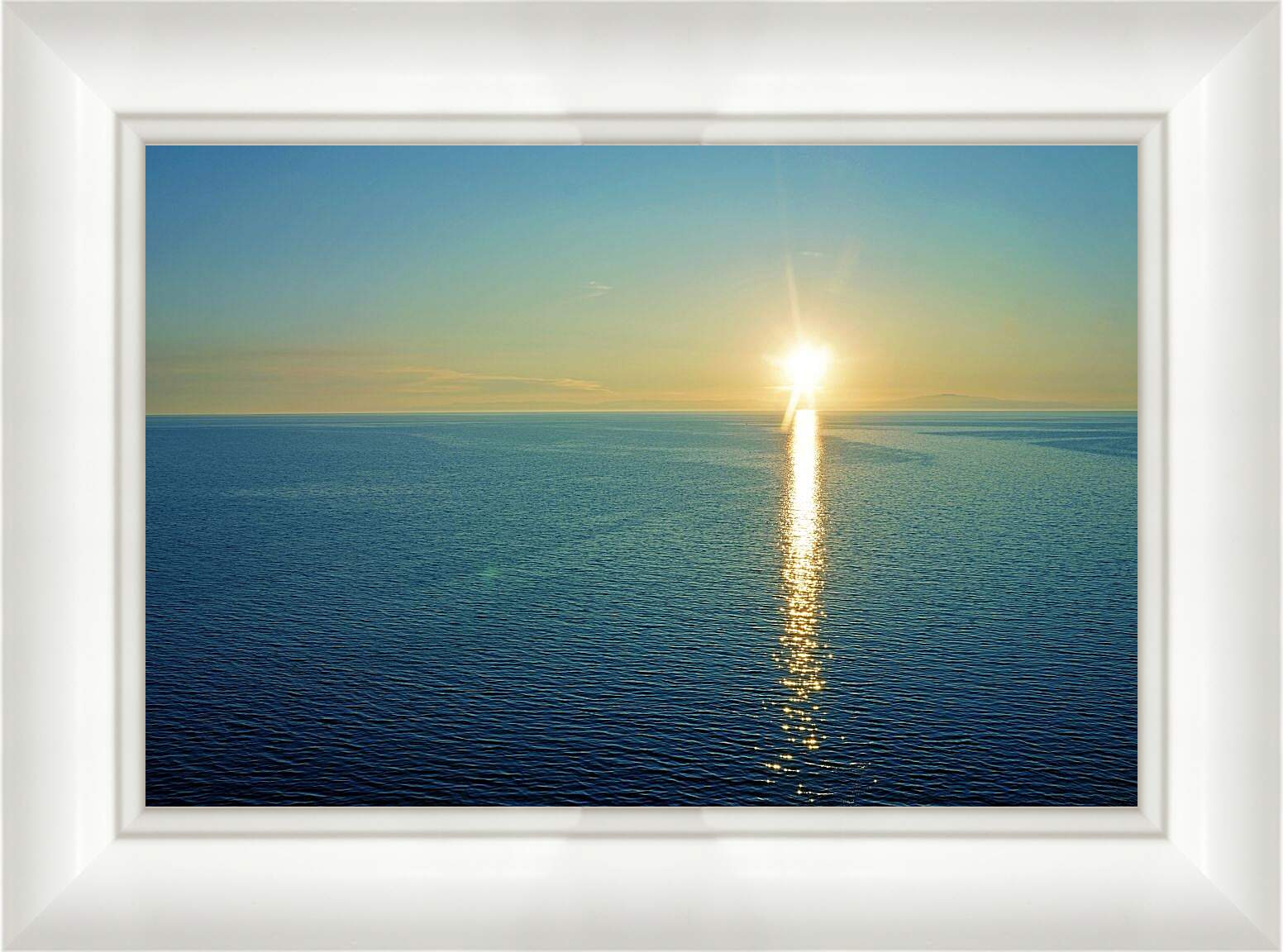 Картина в раме - Красивый закат на озере. Байкал