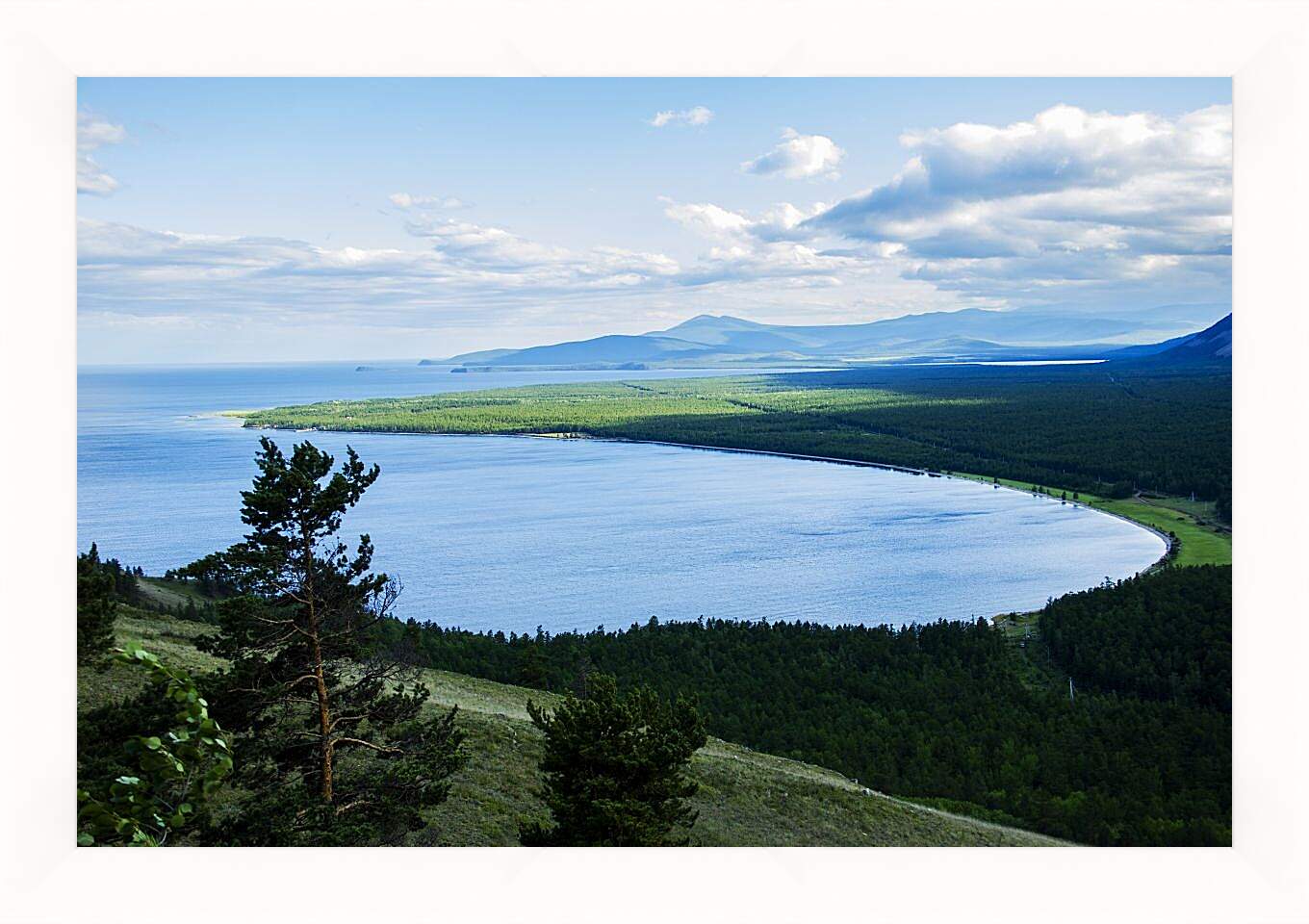 Картина в раме - Вид на летнее озеро. Байкал