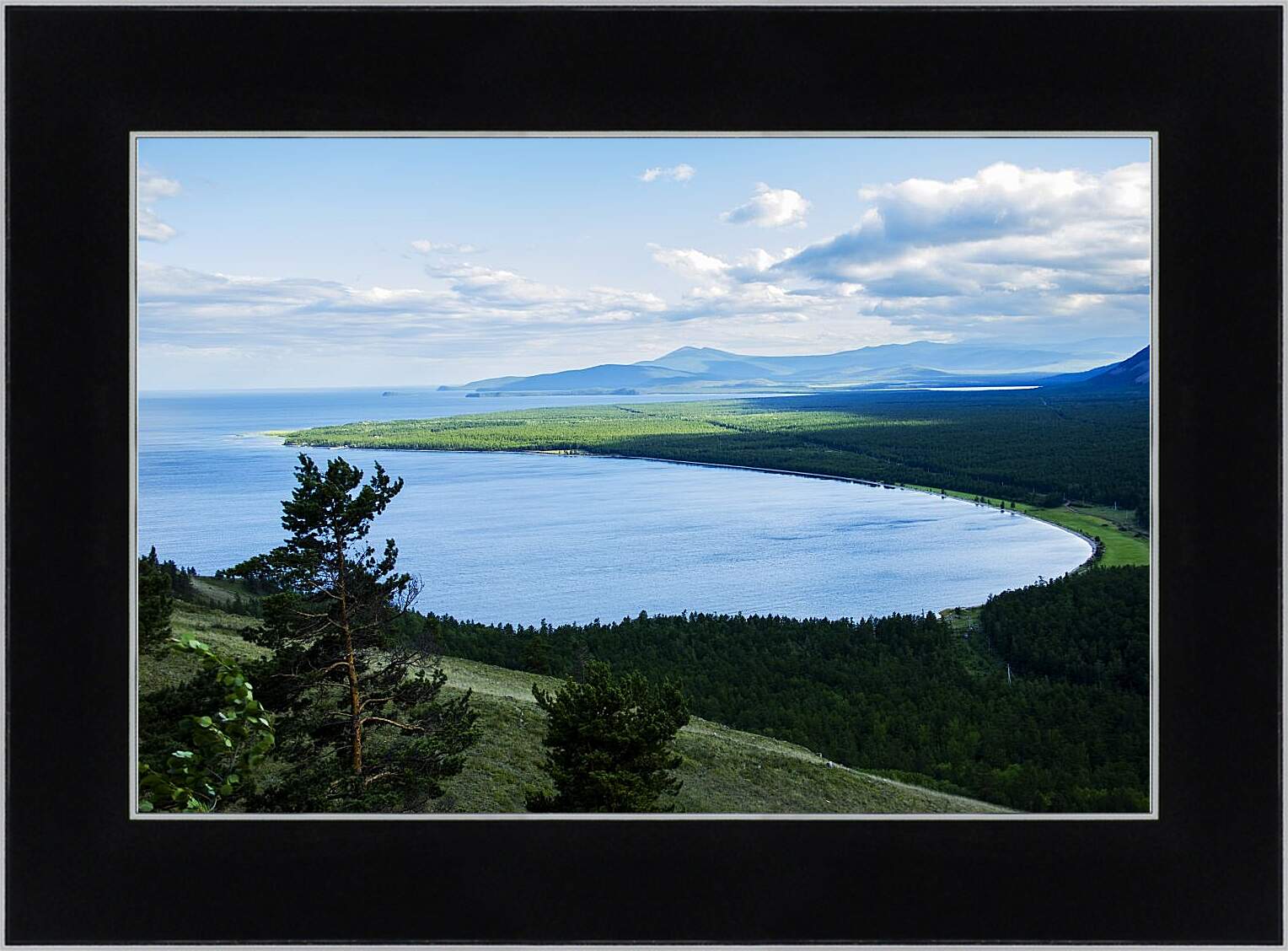Картина в раме - Вид на летнее озеро. Байкал