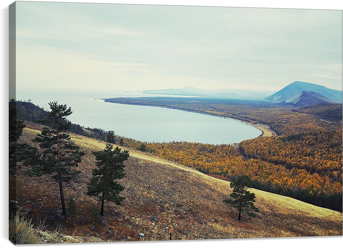 Постер и плакат - Вид на осеннее озеро. Байкал