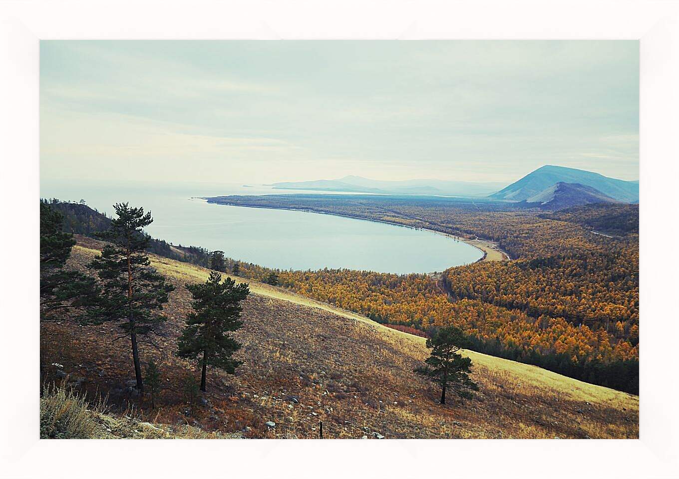 Картина в раме - Вид на осеннее озеро. Байкал