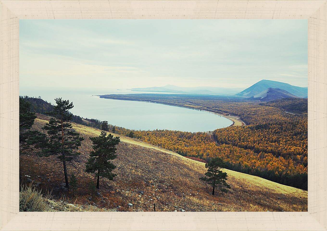 Картина в раме - Вид на осеннее озеро. Байкал