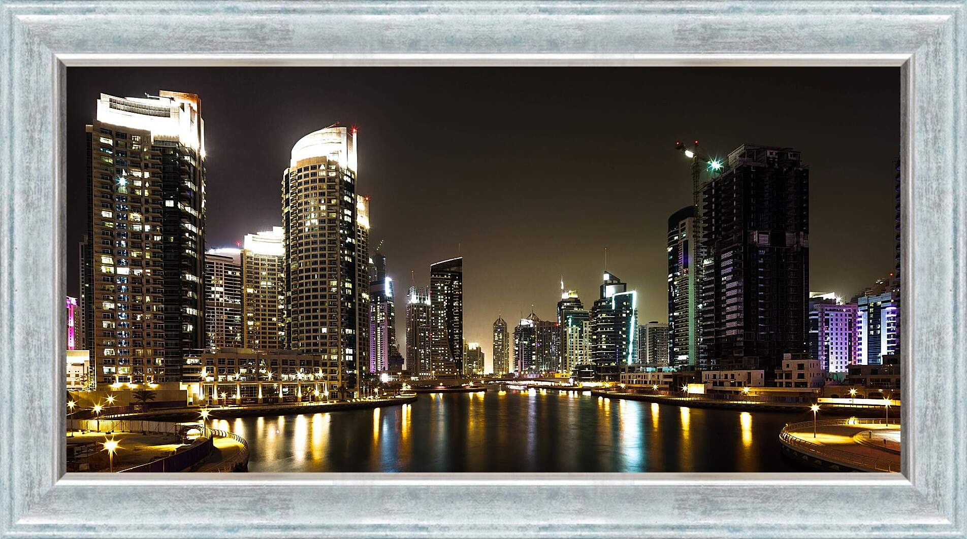 Картина в раме - Небоскрёбы вдоль воды. Дубай