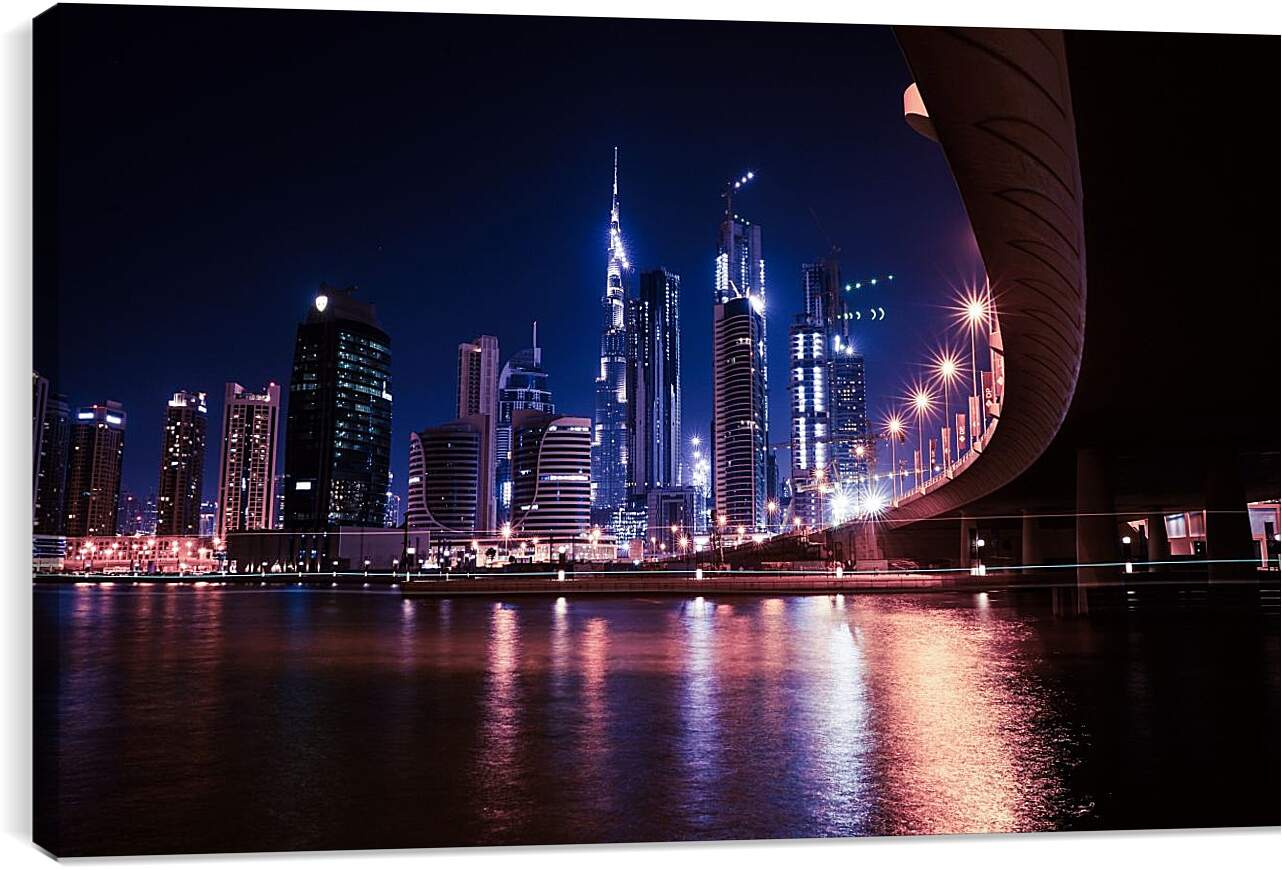Постер и плакат - Набережная на фоне небоскрёбов. Дубай