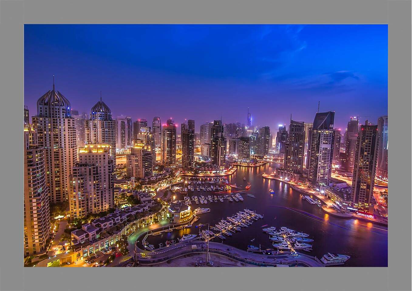 Картина в раме - Вид на город и яхты в гавани. Дубай