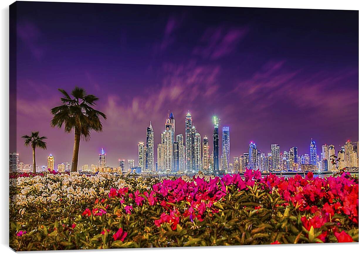 Постер и плакат - Клумбы цветов на фоне пальм и города. Дубай