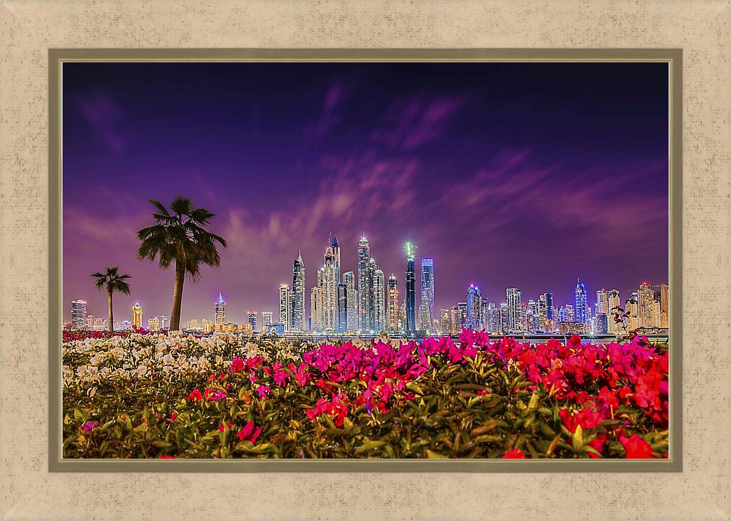 Картина в раме - Клумбы цветов на фоне пальм и города. Дубай