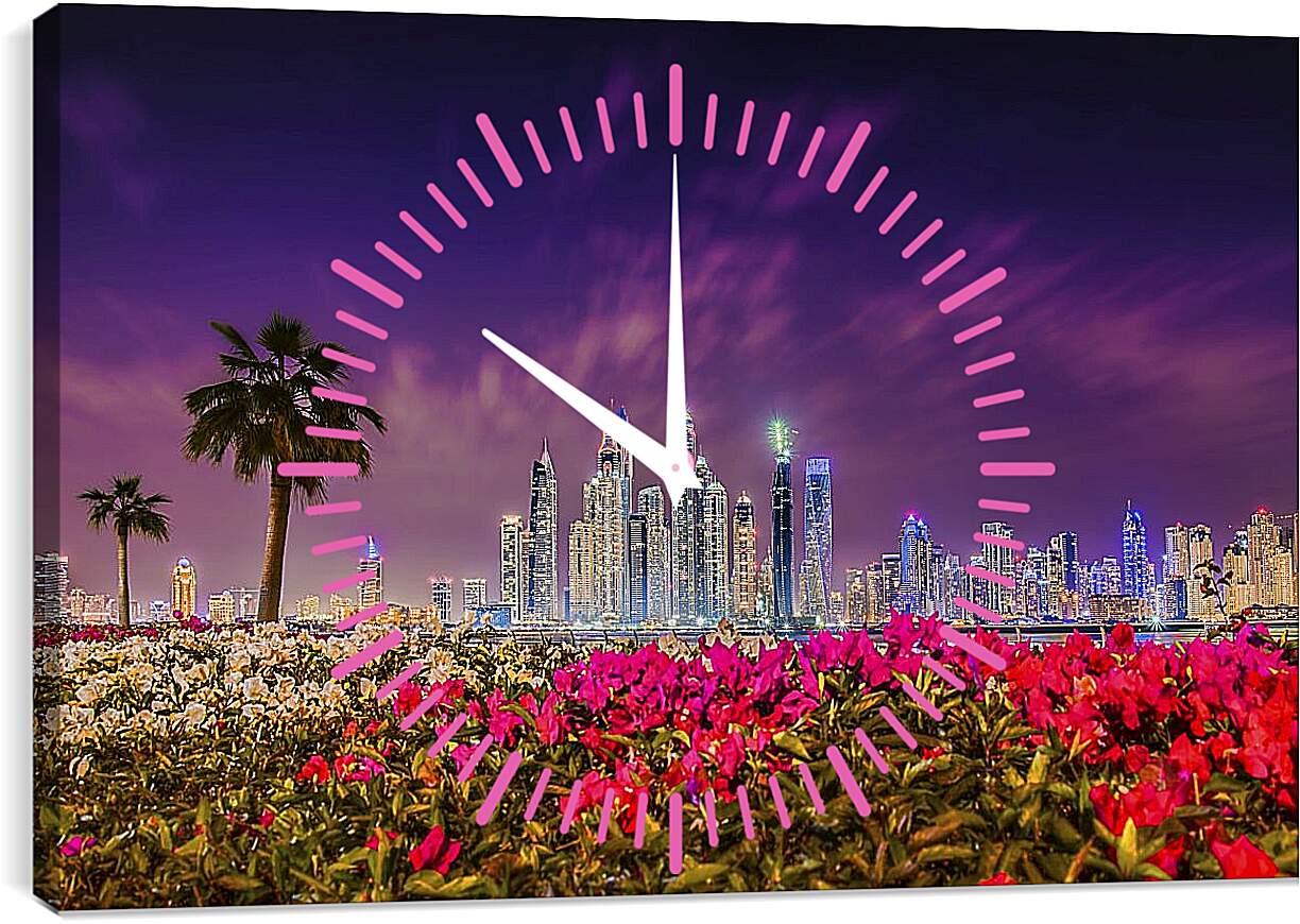 Часы картина - Клумбы цветов на фоне пальм и города. Дубай