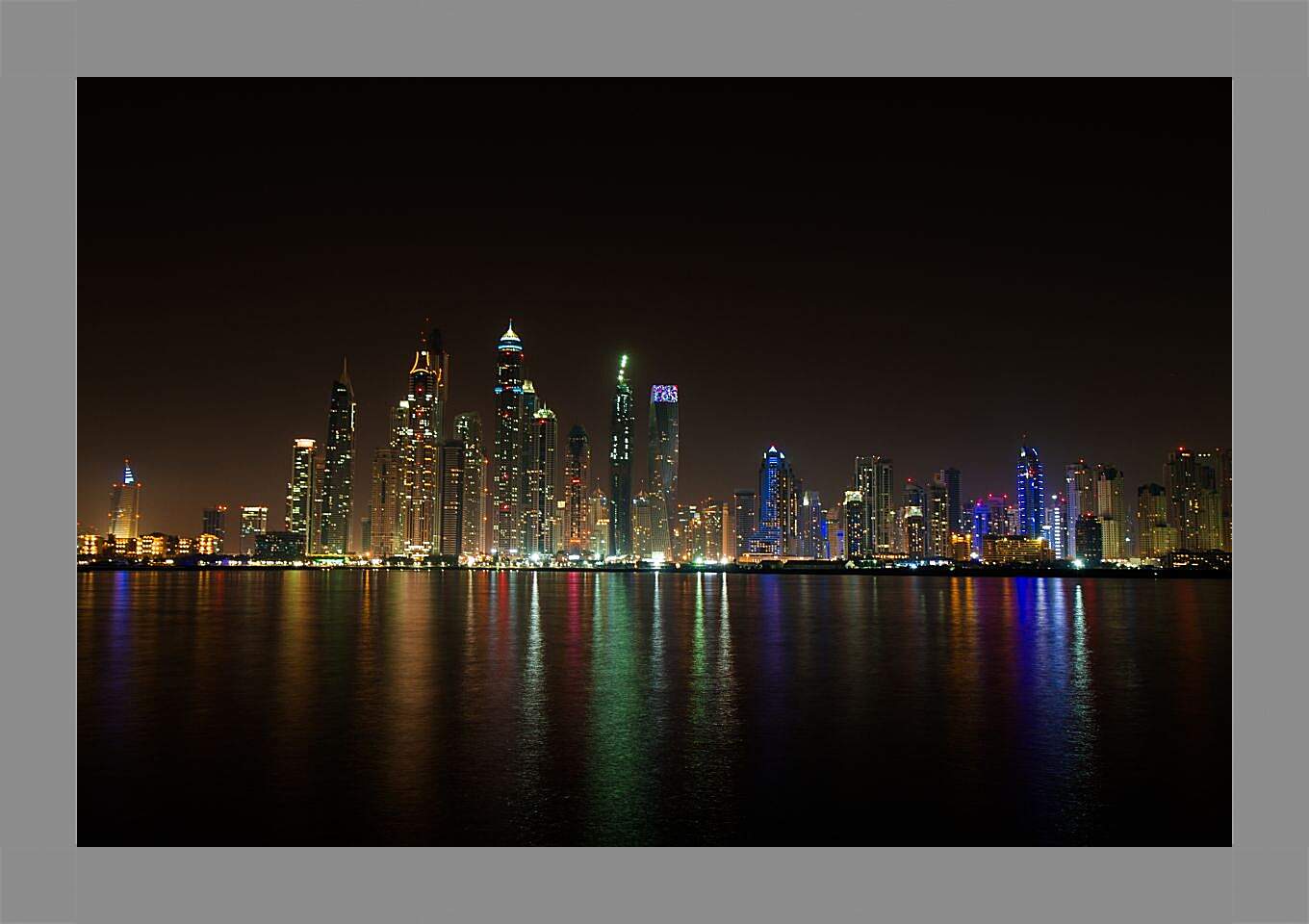 Картина в раме - Вид на ночной город на отдалении. Дубай
