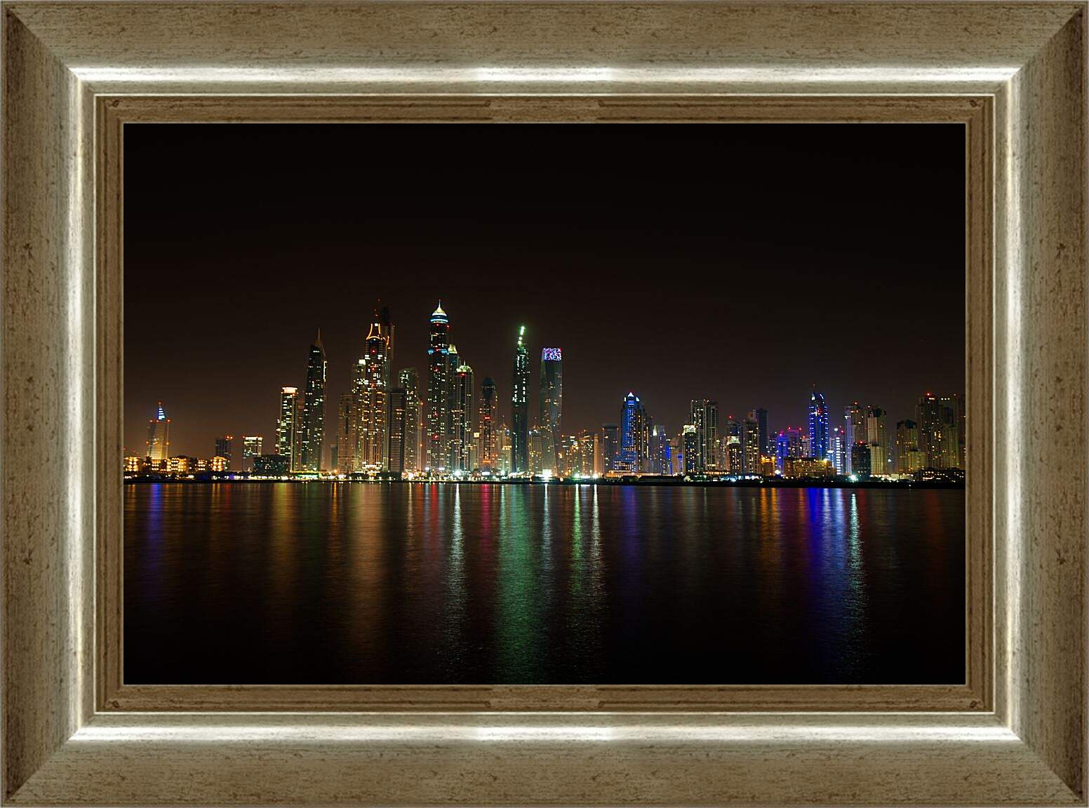 Картина в раме - Вид на ночной город на отдалении. Дубай