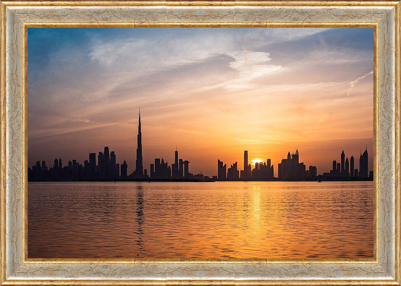 Картина в раме - Вид на вечерний город на отдалении. Дубай