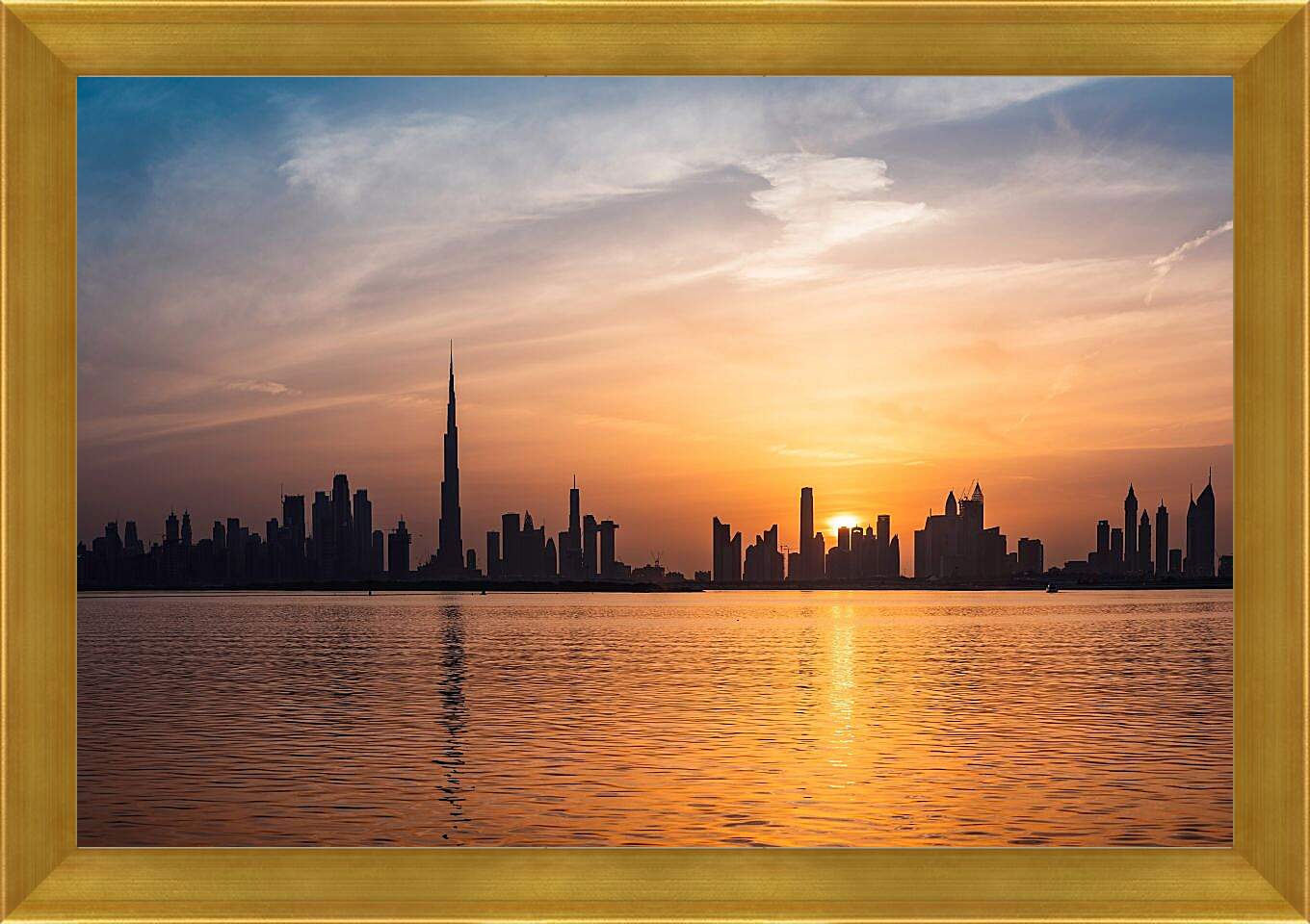 Картина в раме - Вид на вечерний город на отдалении. Дубай