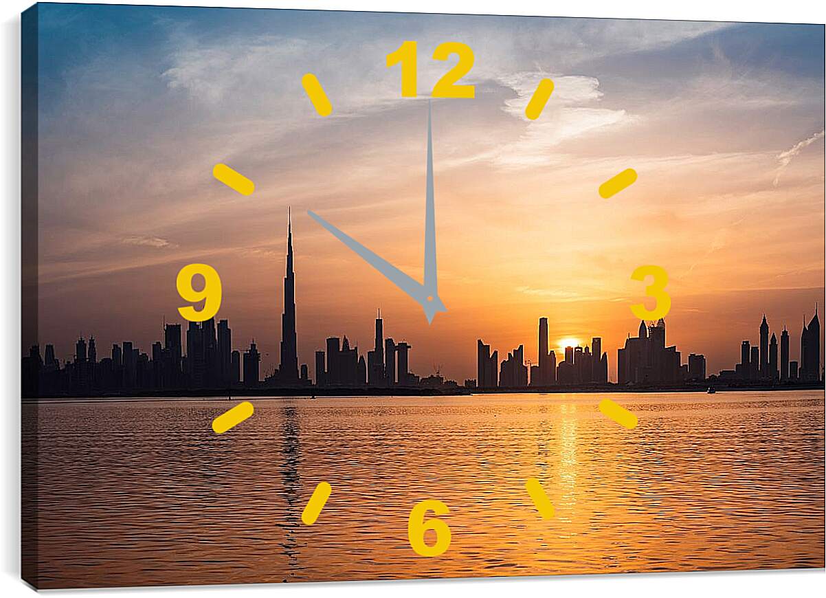 Часы картина - Вид на вечерний город на отдалении. Дубай