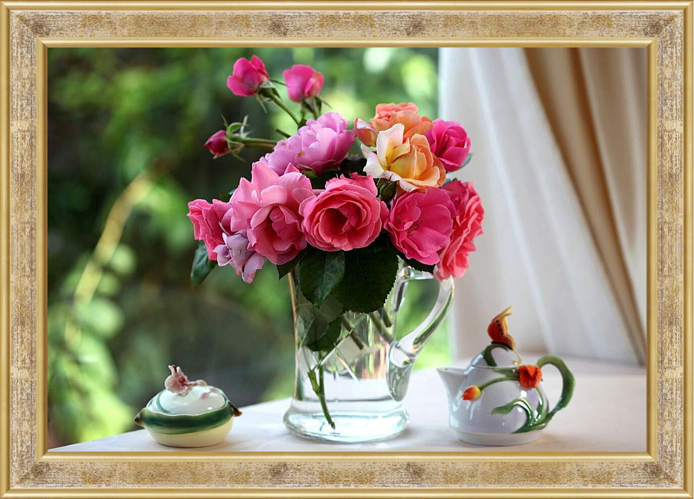 Картина в раме - Розы на столе