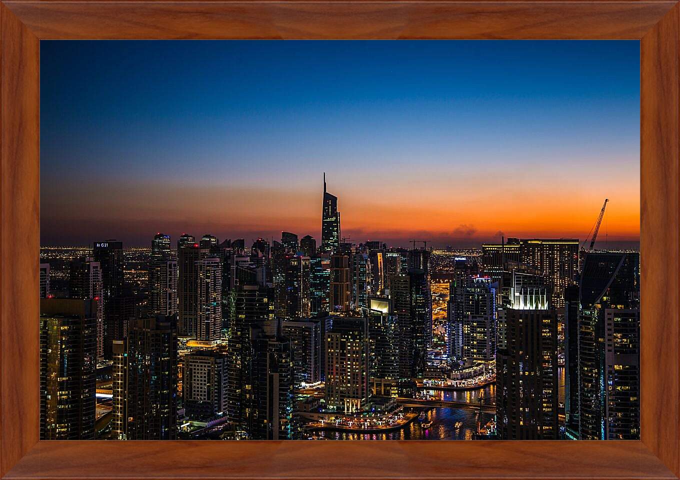 Картина в раме - Закат над городом. Дубай