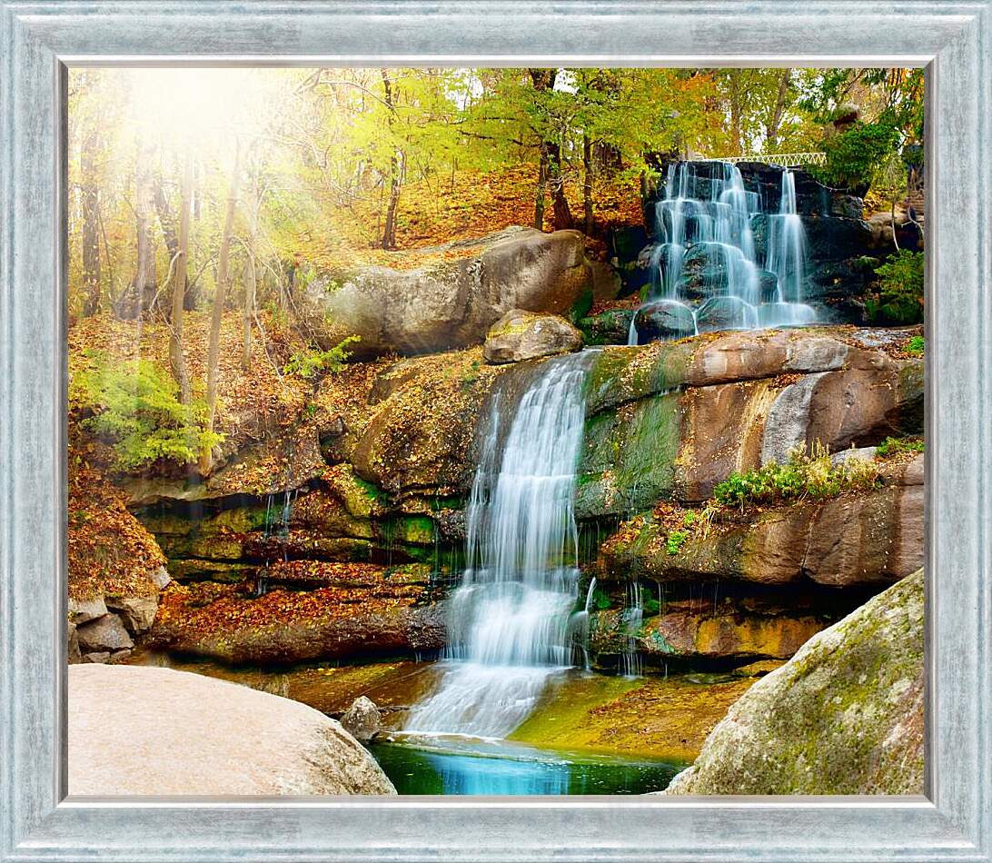 Картина в раме - Водопад осенью