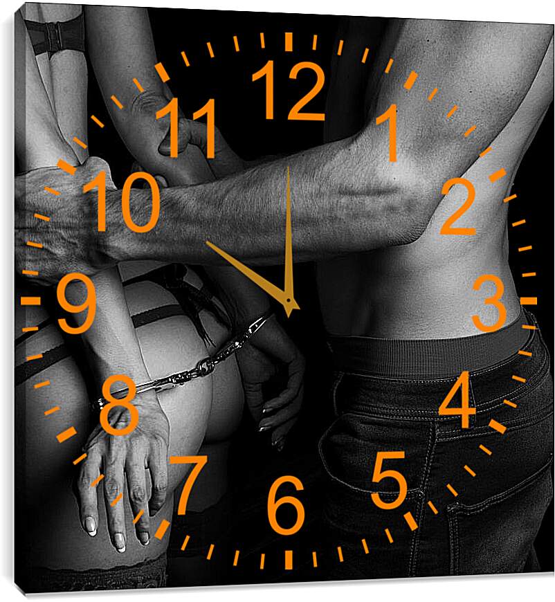 Часы картина - Руки девушки в застегнутых наручниках
