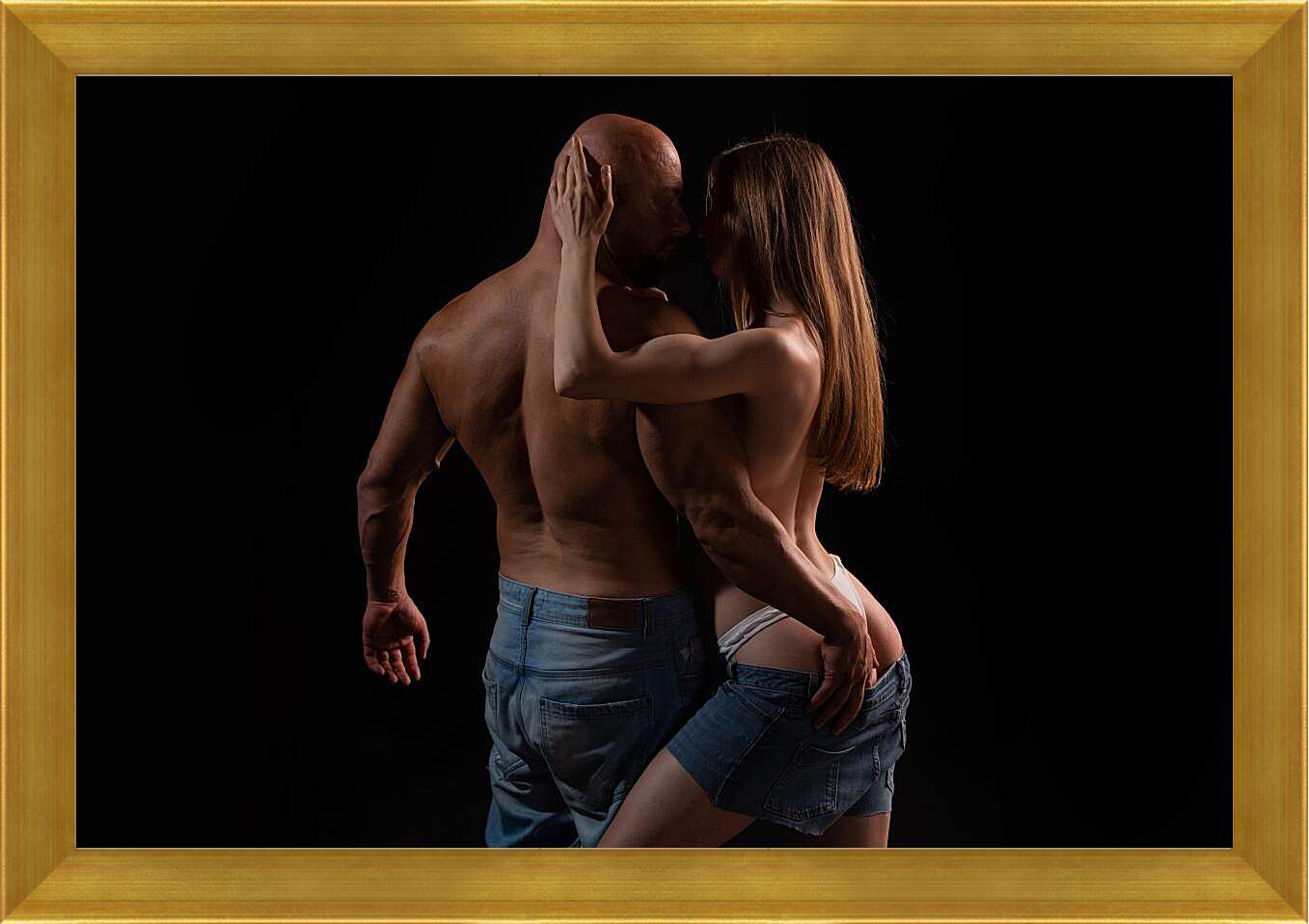 Картина в раме - Мужчина и девушка на чёрном фоне