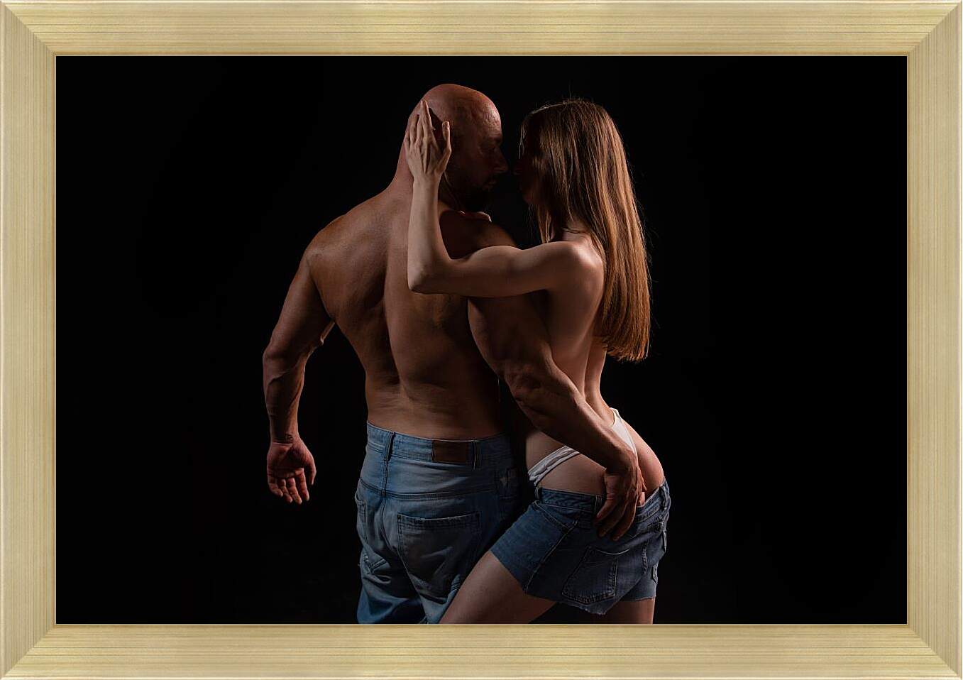 Картина в раме - Мужчина и девушка на чёрном фоне
