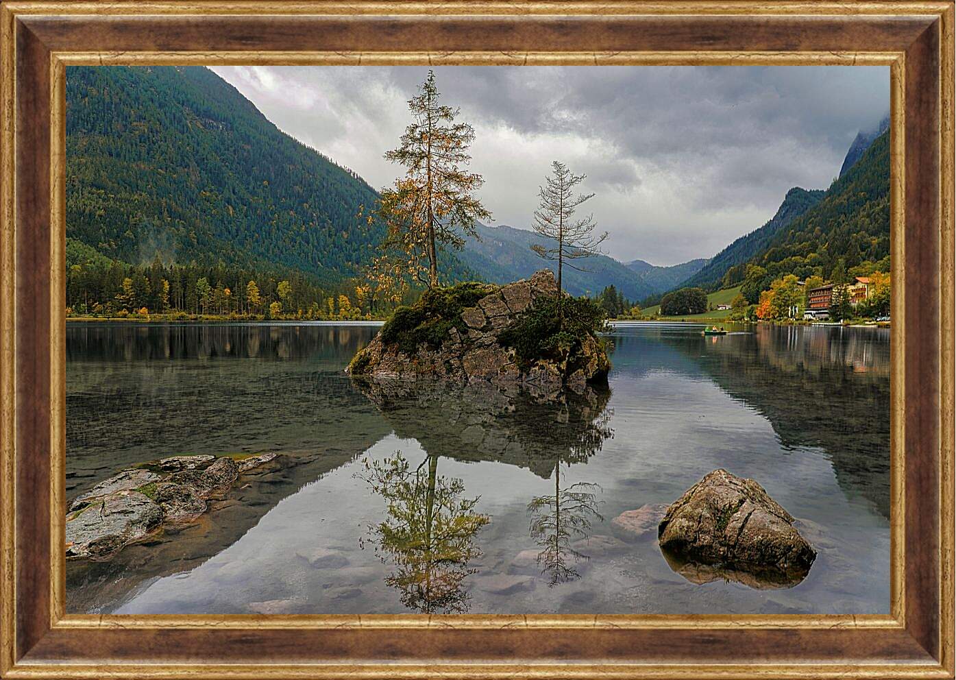 Картина в раме - Красивый водоём в центре гор