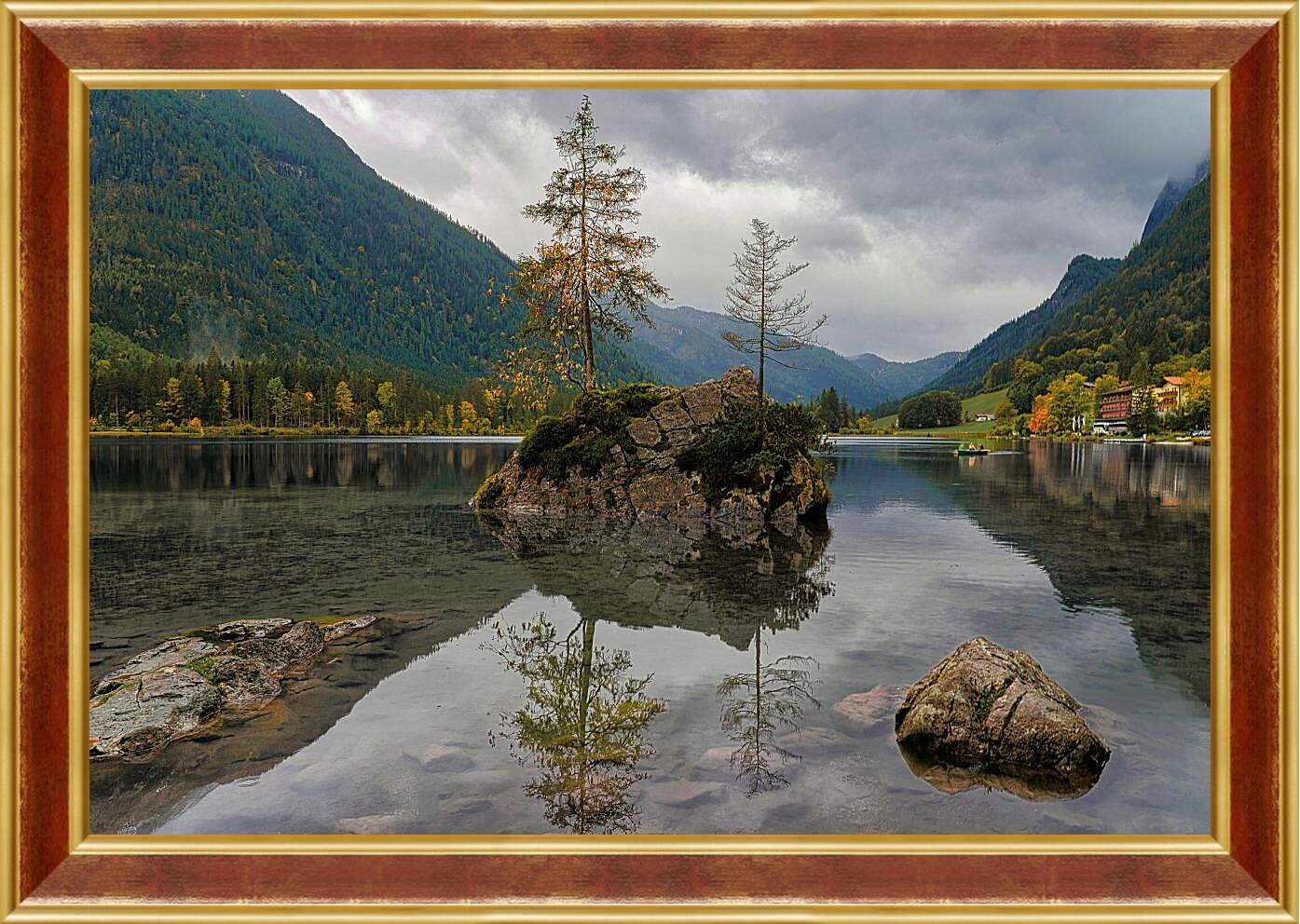 Картина в раме - Красивый водоём в центре гор