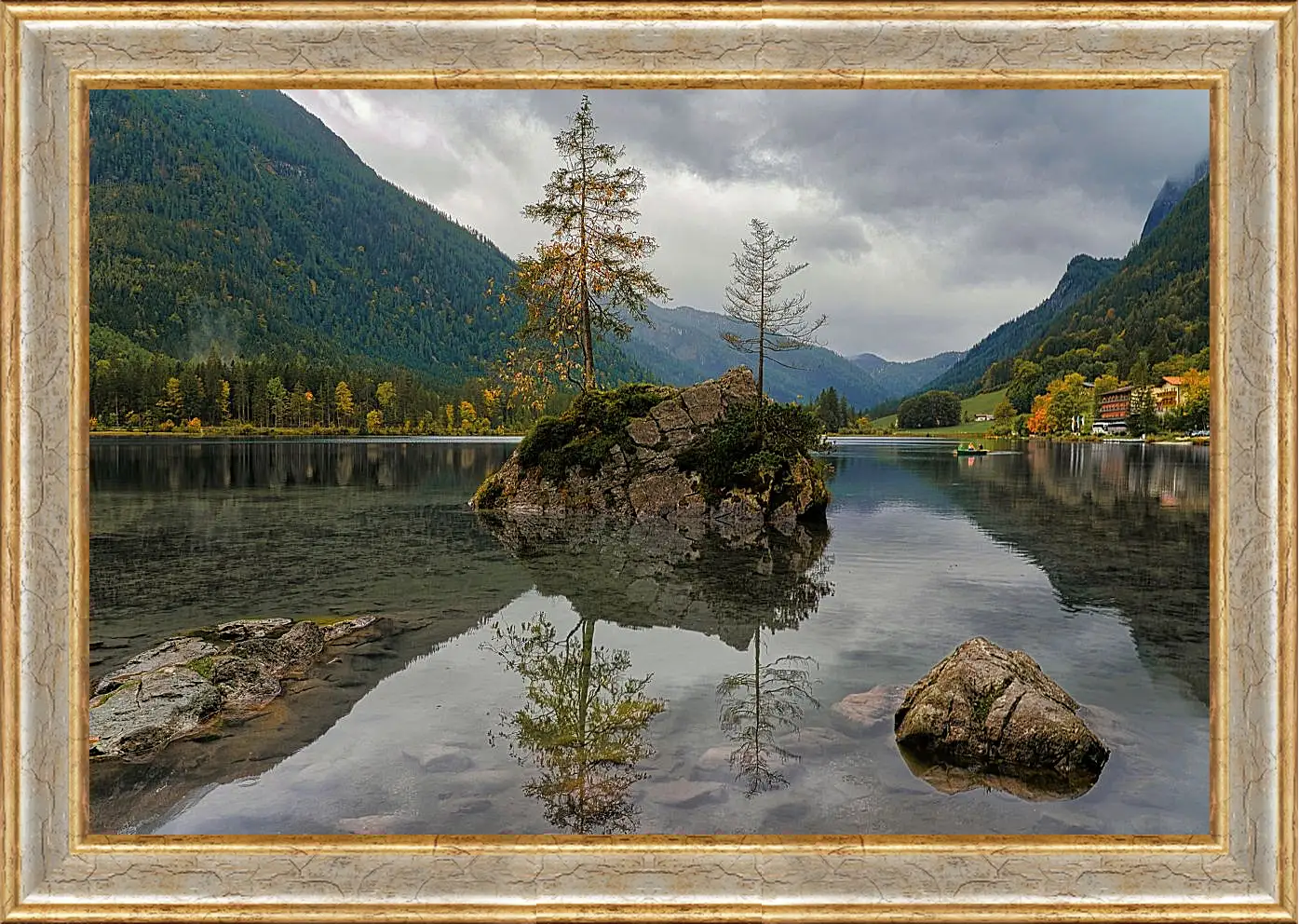 Картина в раме - Красивый водоём в центре гор