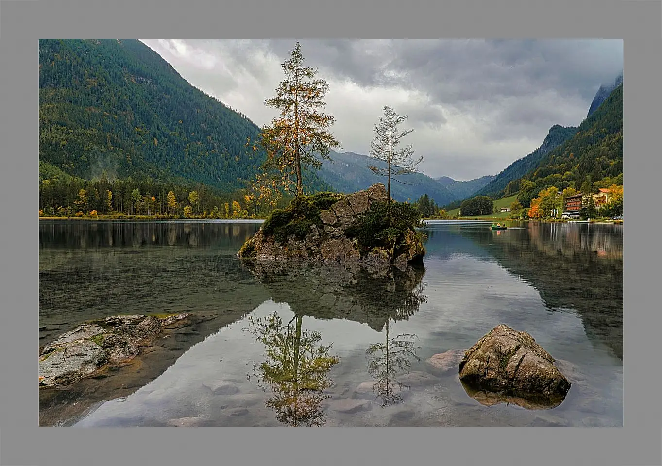 Картина в раме - Красивый водоём в центре гор