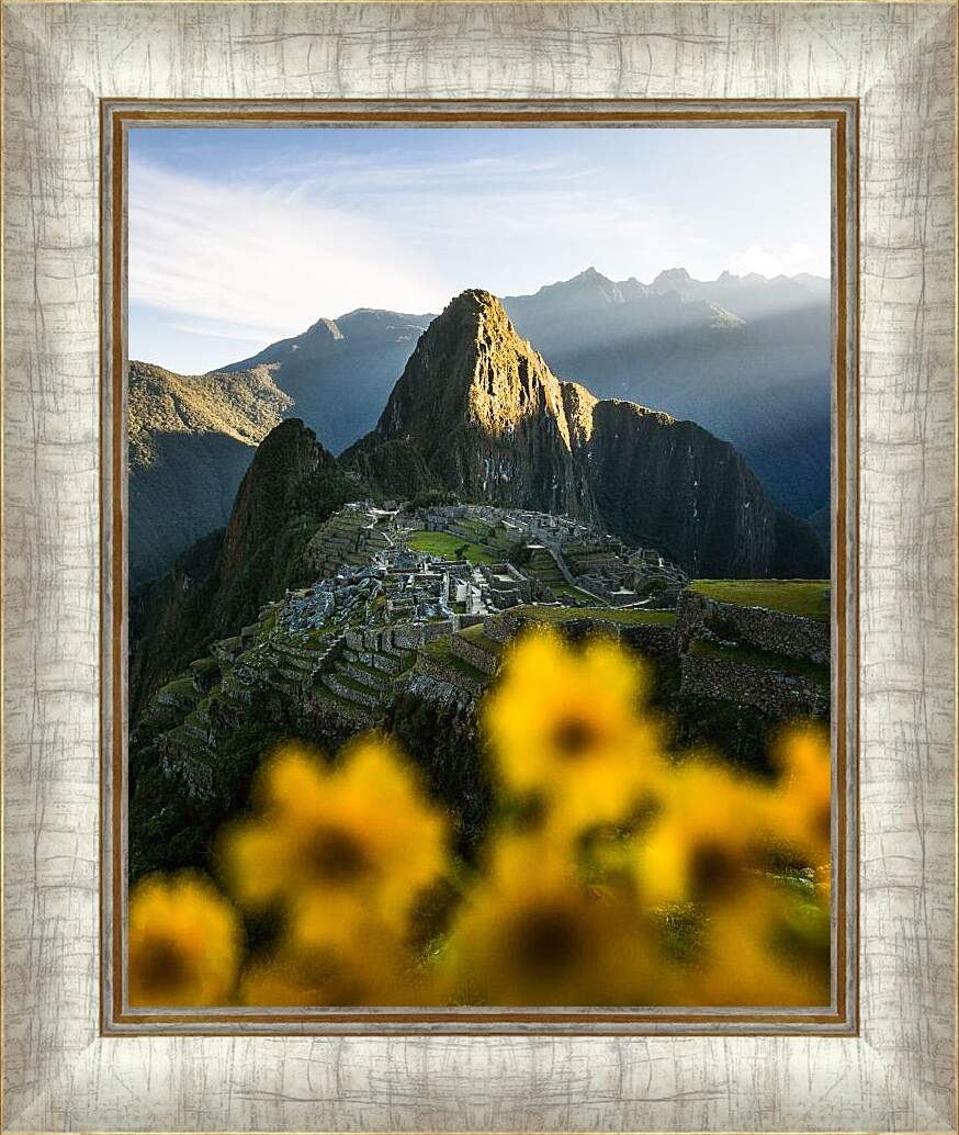Картина в раме - Горы и лучи солнца