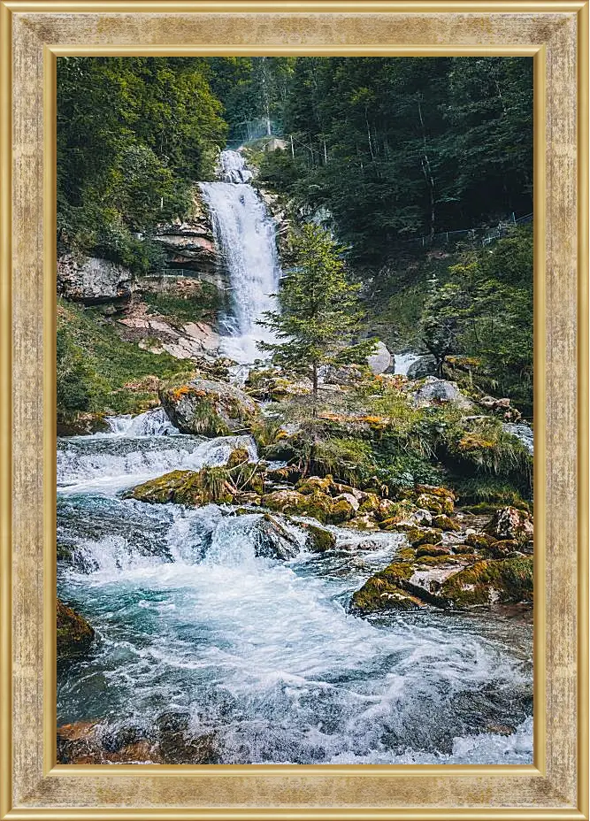 Картина в раме - Водопад в лесу