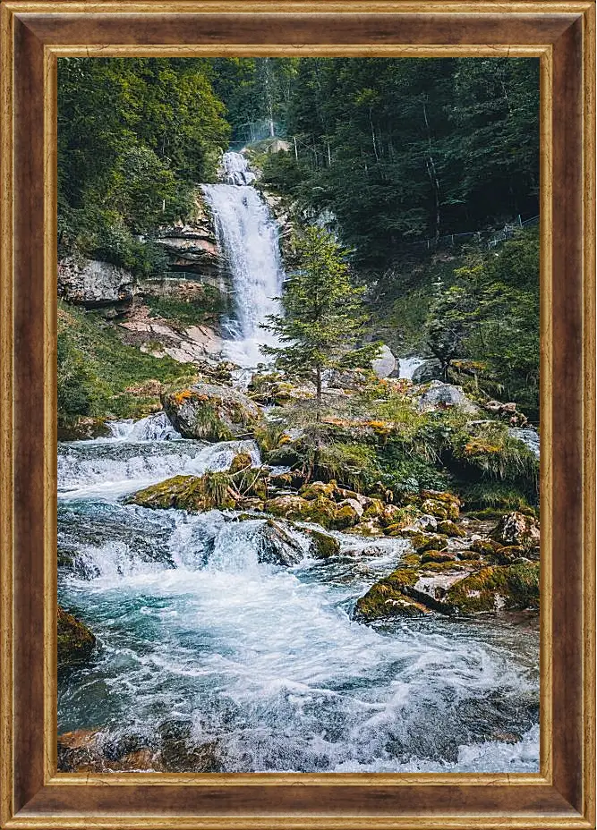 Картина в раме - Водопад в лесу