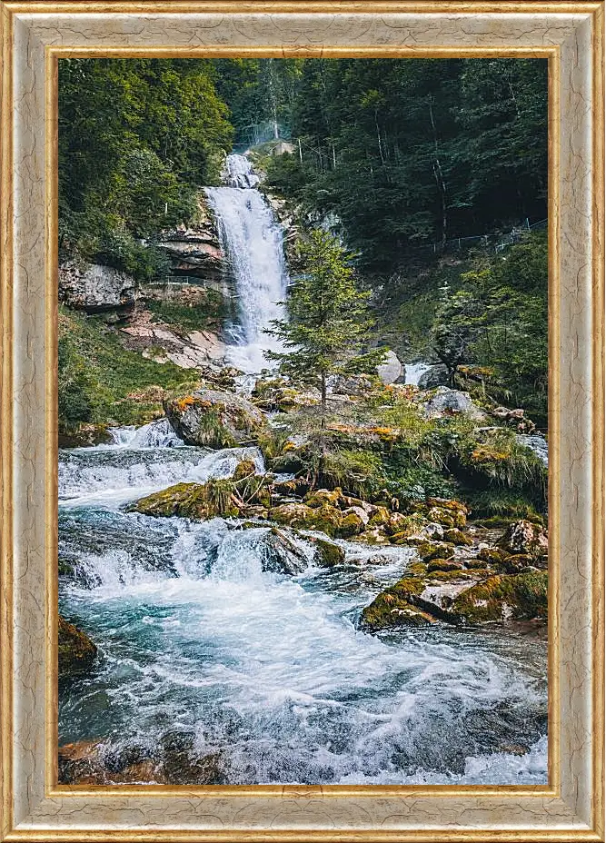 Картина в раме - Водопад в лесу