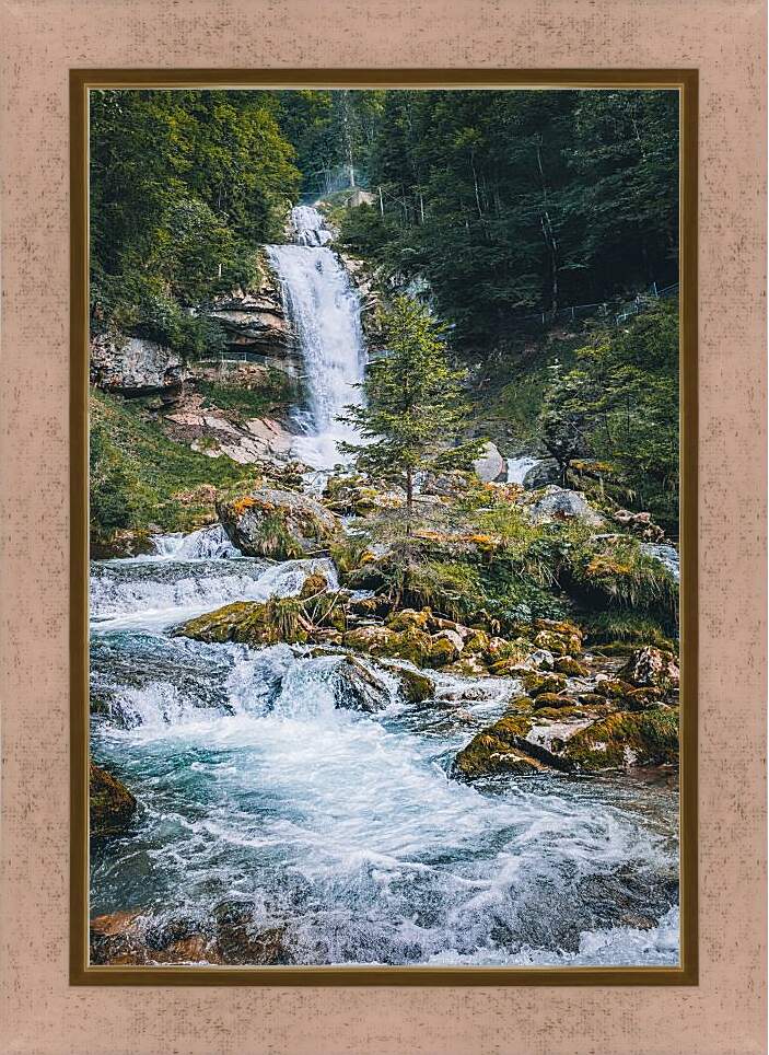 Картина в раме - Водопад в лесу