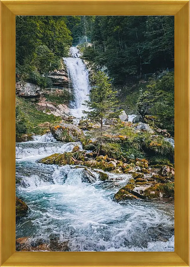 Картина в раме - Водопад в лесу