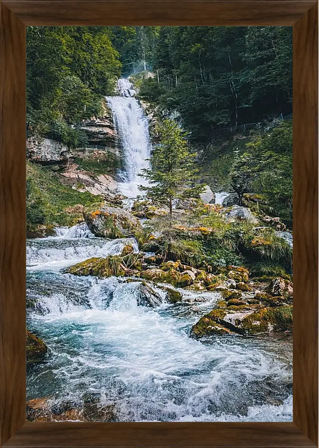 Картина в раме - Водопад в лесу