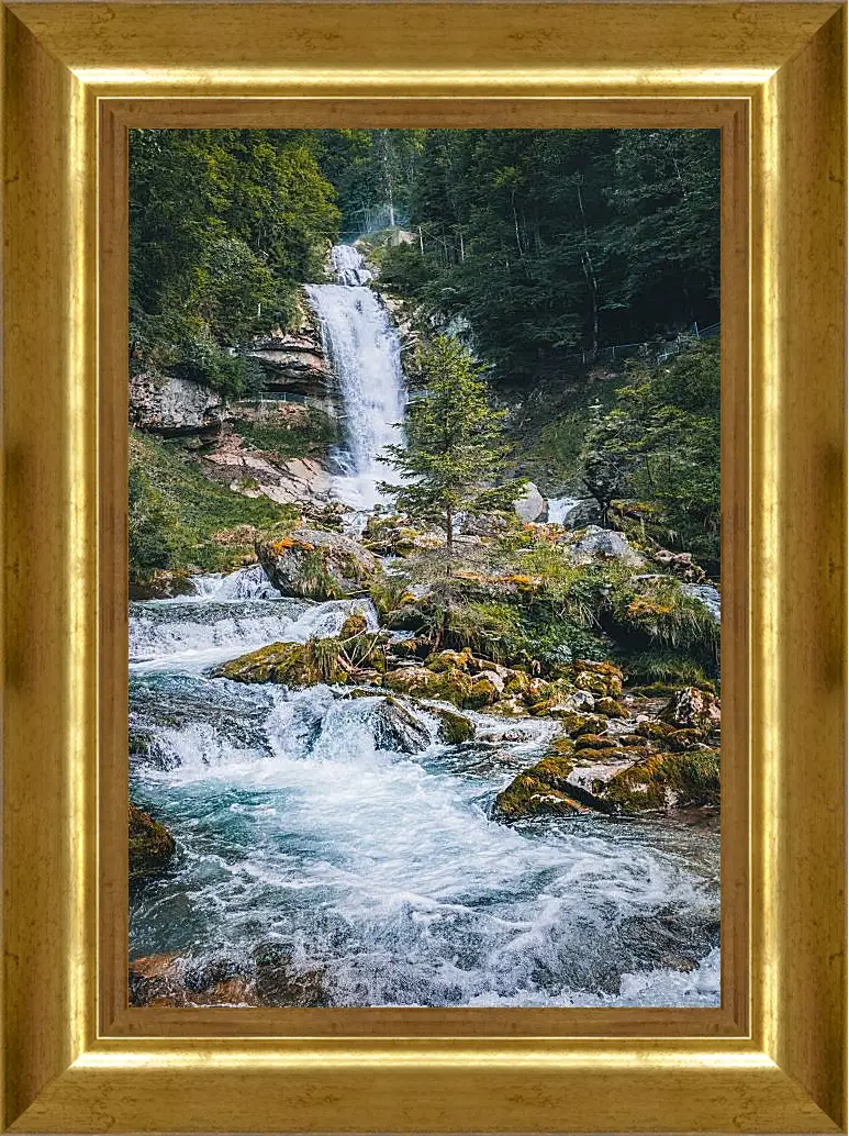 Картина в раме - Водопад в лесу