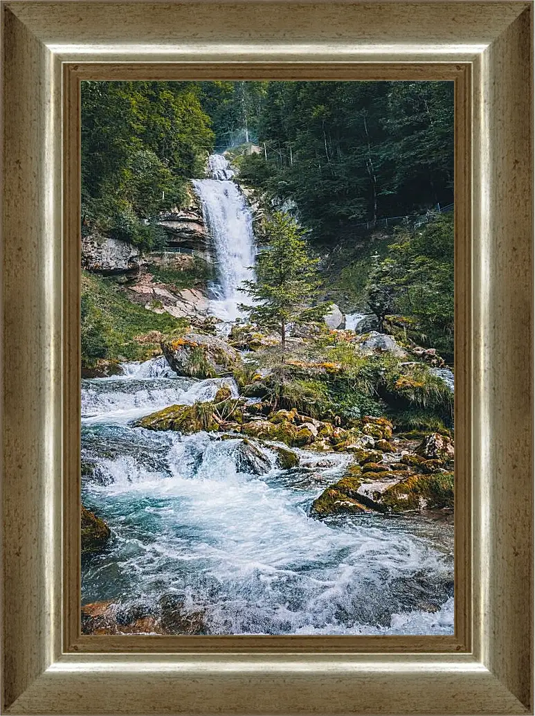 Картина в раме - Водопад в лесу