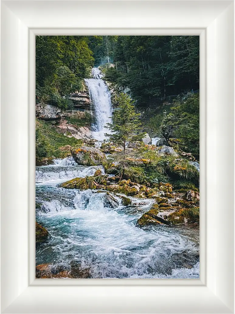 Картина в раме - Водопад в лесу