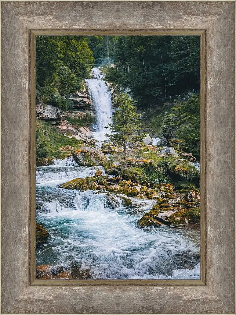 Картина в раме - Водопад в лесу