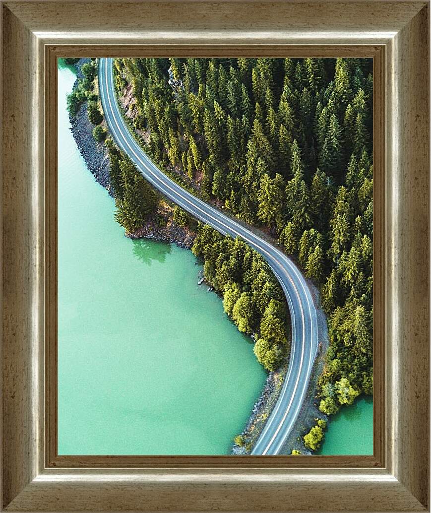 Картина в раме - Изогнутая дорога вдоль водоёма