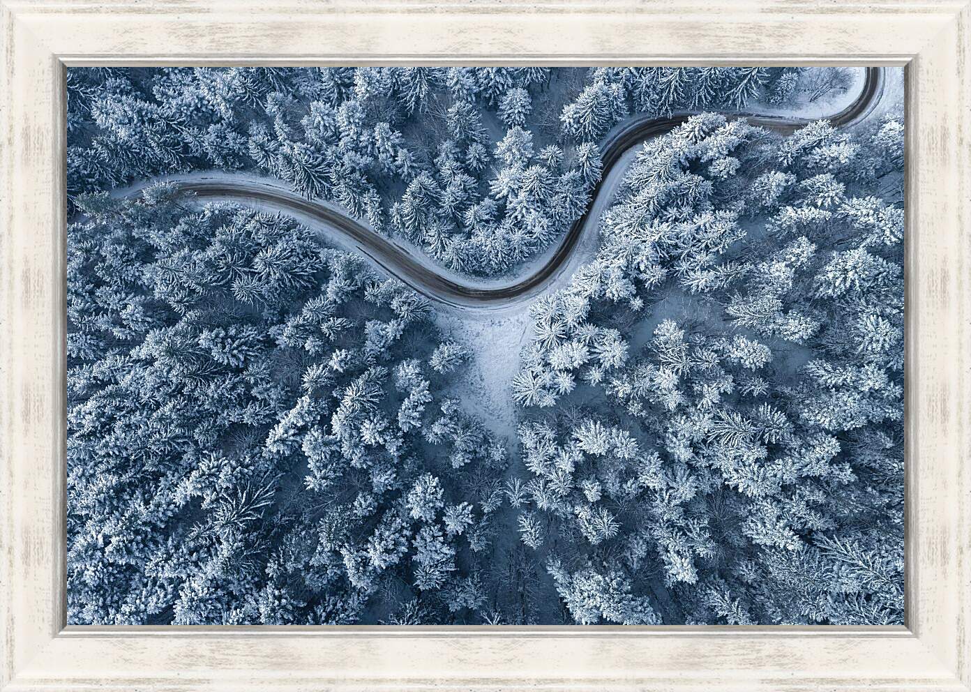 Картина в раме - Дорога проходящая через лес