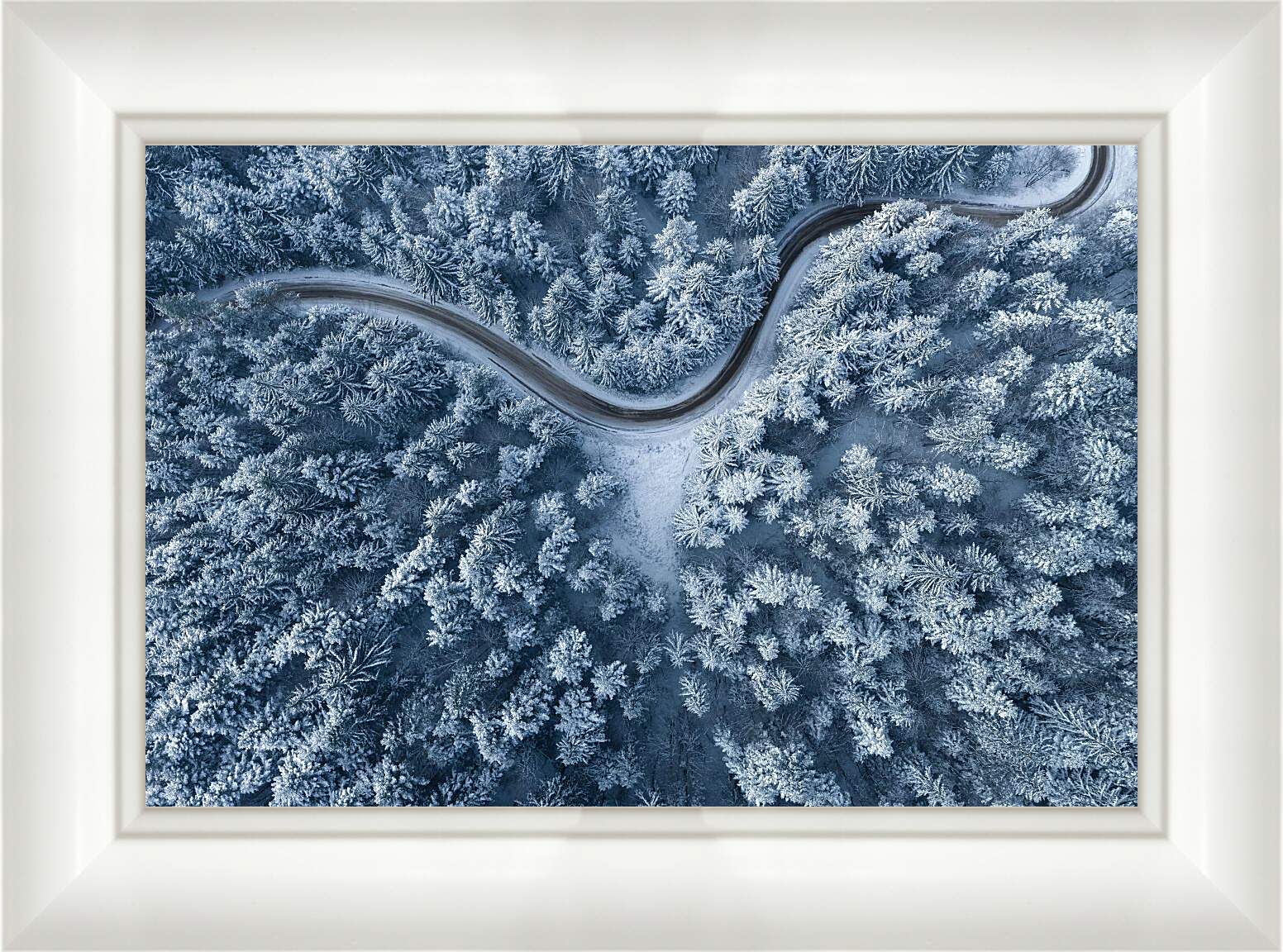Картина в раме - Дорога проходящая через лес
