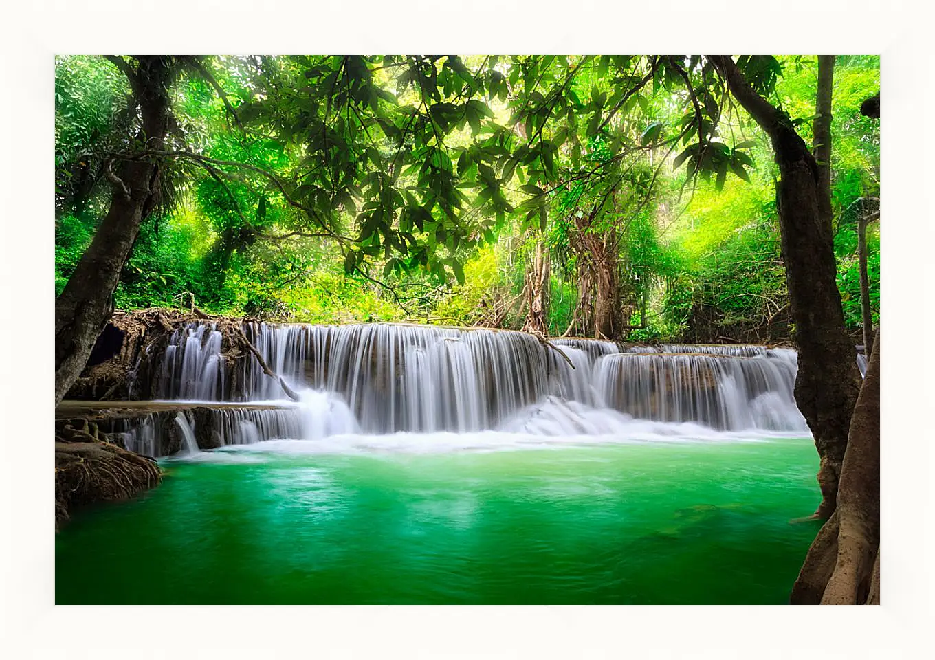 Картина в раме - Водопад в лесу